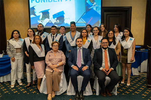 UNIB reconoce a estudiantes becados con entrega de diplomas en Nicaragua